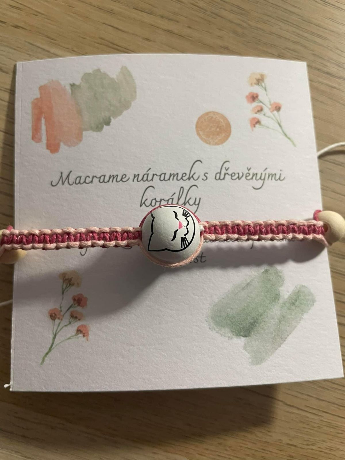 Macrame náramek s dřevěným korálkem -růžovo šedý/kočka LuTa